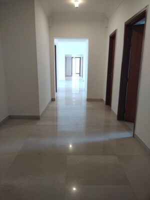 Room in 4 BHK Apartment at Parsvnath Exotica, Sector 53 – for Rent
