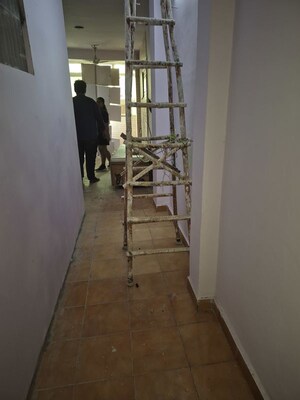 Living Room in 2.5 BHK Builder Floor at Mayur Vihar – for Rent