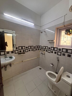 Team Area in 3 BHK Builder Floor at Nehru Enclave – for Rent