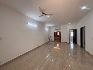 Room in 3 BHK Builder Floor at Nehru Enclave – for Rent