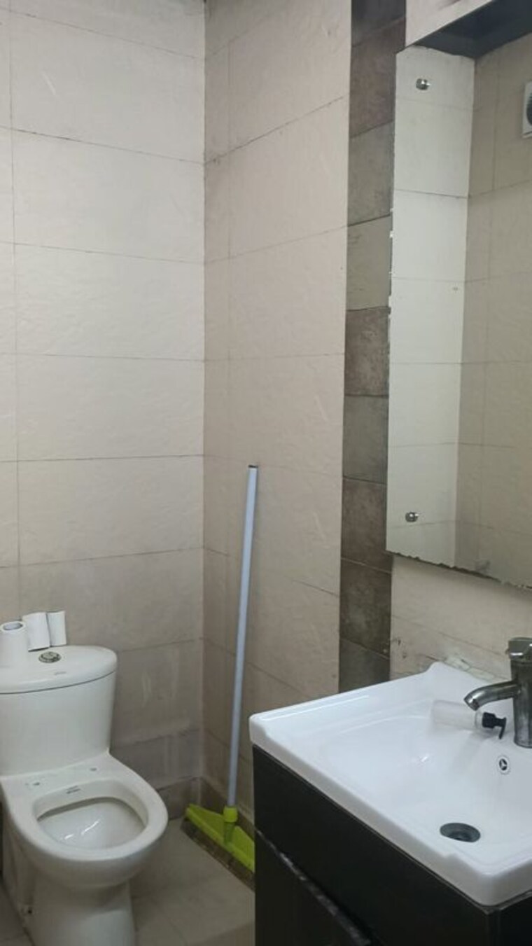 Bathroom, greater kailash i 3 Bedroom 208 Sq.Yd. Builder Floor In Greater Kailash I Delhi 10781728