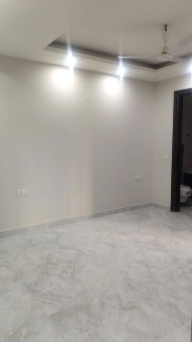 Room, east of kailash 3 Bedroom 200 Sq.Yd. Builder Floor In East Of Kailash Delhi 10781765