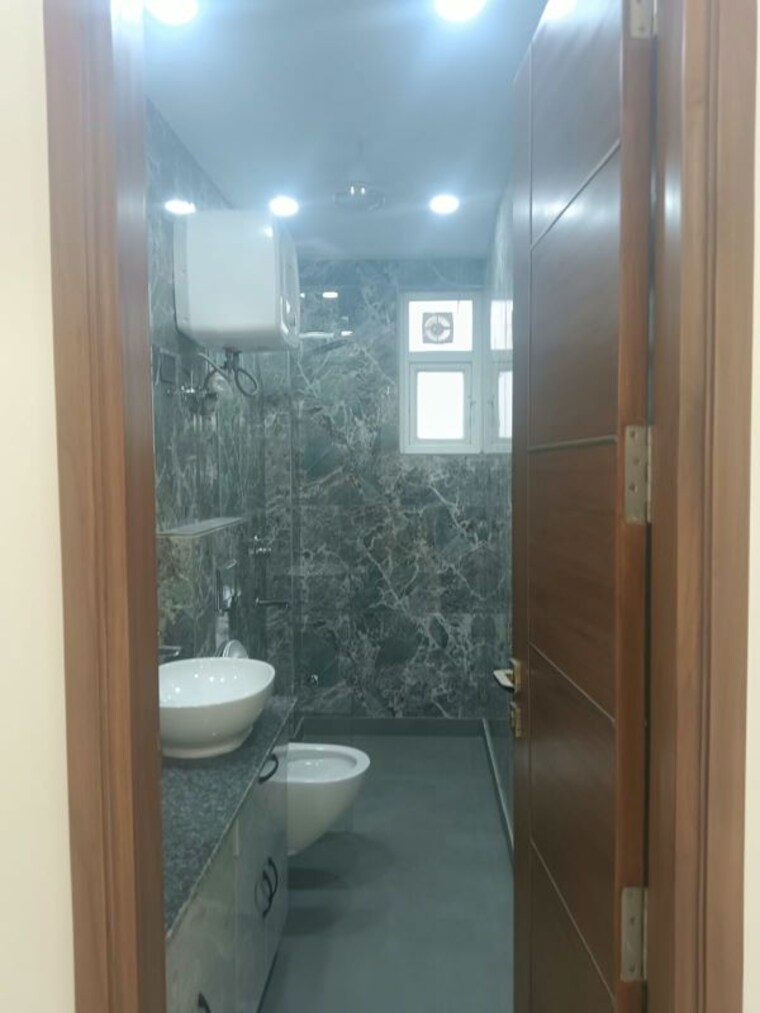 Bathroom, chittaranjan park 3 Bedroom 2000 Sq.Ft. Builder Floor In Chittaranjan Park Delhi 10779151