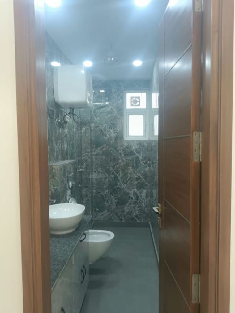 Bathroom, chittaranjan park 3 Bedroom 2000 Sq.Ft. Builder Floor In Chittaranjan Park Delhi 10779151