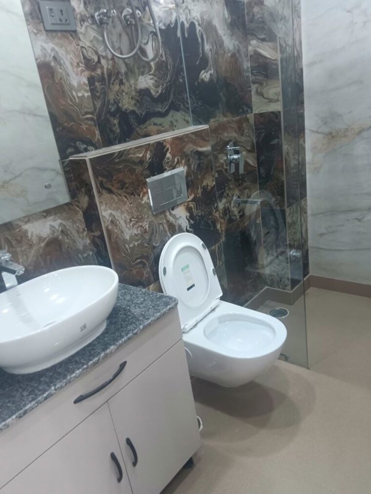 Bathroom, chittaranjan park 3 Bedroom 2000 Sq.Ft. Builder Floor In Chittaranjan Park Delhi 10779151