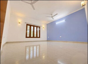 Room in 5 BHK Villa at Vikash Khand – for Rent