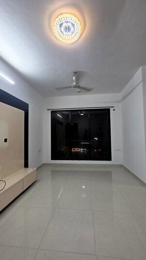Room in 3 BHK Apartment at Hiranandani Meadows, Manpada – for Rent