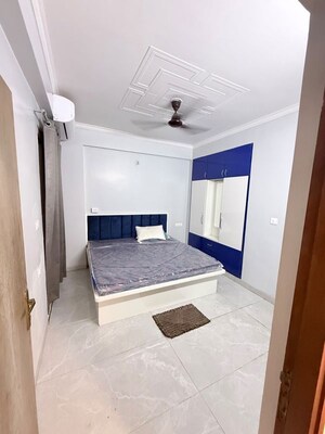 Room in 3 BHK Apartment at Vrindavan Colony – for Rent
