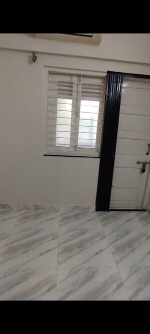 Room in 2 BHK Apartment at Mahim West – for Rent