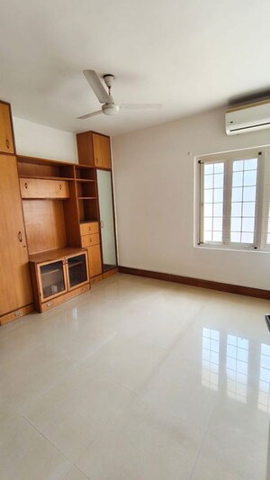 Room in 2 BHK Apartment at Manish Complex, Ashok Nagar – for Rent