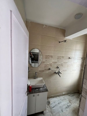 Bathroom in 2.5 BHK Apartment at Emaar Emerald Estate, Sector 65 – for Rent