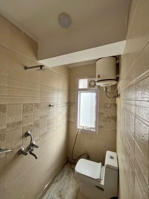 Bathroom in 2.5 BHK Apartment at Emaar Emerald Estate, Sector 65 – for Rent