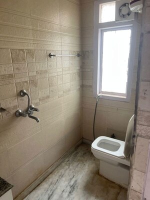 Bathroom in 2.5 BHK Apartment at Emaar Emerald Estate, Sector 65 – for Rent