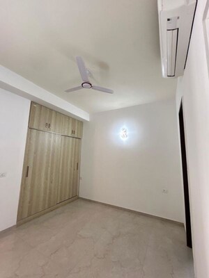 Room in 3.5 BHK Apartment at Signature Global City 63A, Sector 63a – for Rent