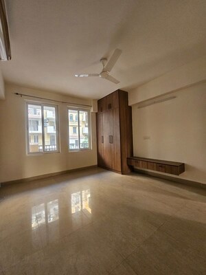 Room in 4 BHK Apartment at Emaar Emerald Floors Premier, Sector 65 – for Rent