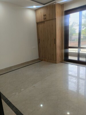 Room in 3 BHK Builder Floor at South City 2 – for Rent