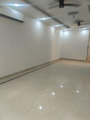 Room in 3 BHK Builder Floor at South City 2 – for Rent