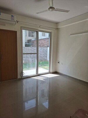 Room in 4 BHK Apartment at Unitech Escape, Sector 50 – for Sale