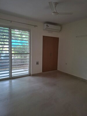 Room in 4 BHK Apartment at Unitech Escape, Sector 50 – for Sale