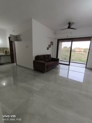 Room in 2 BHK Apartment at Oxy Beaumonde, Viman Nagar – for Rent