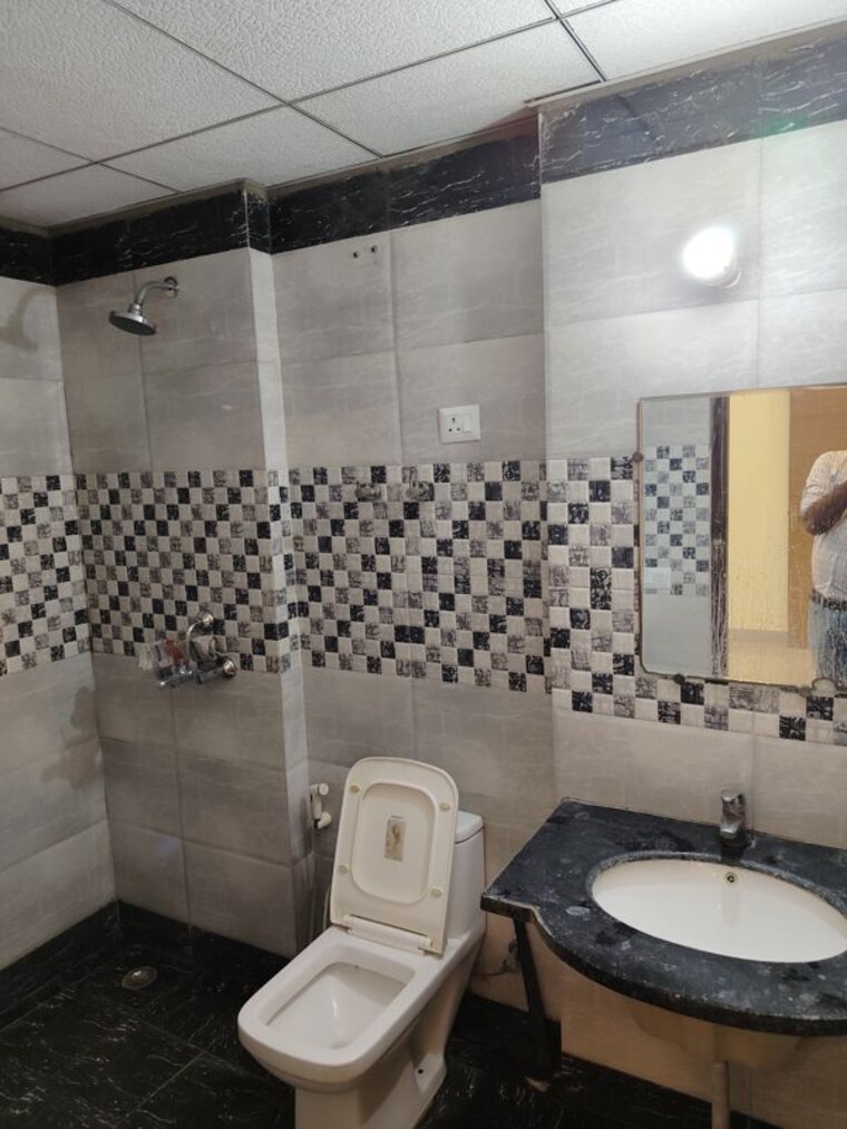 Bathroom, saya-gold-avenue 3 Bedroom 1590 Sq.Ft. Apartment In Vaibhav Khand Ghaziabad 10782266