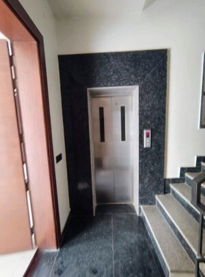 Lift in 3 BHK Builder Floor at Sector 52 – for Rent