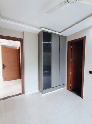 Room in 3 BHK Builder Floor at Sector 52 – for Rent