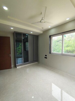 Room in 3 BHK Builder Floor at Sector 52 – for Rent