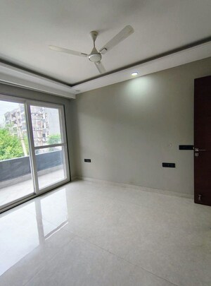 Room in 3 BHK Builder Floor at Sector 52 – for Rent