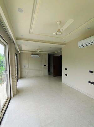 Living Room in 3 BHK Builder Floor at Sector 52 – for Rent