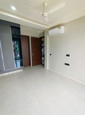 Room in 3 BHK Builder Floor at Sector 52 – for Rent