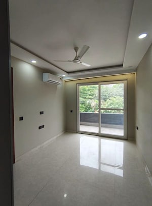 Room in 3 BHK Builder Floor at Sector 52 – for Rent
