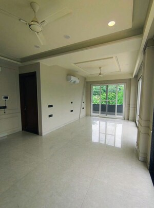 Room in 3 BHK Builder Floor at Sector 52 – for Rent