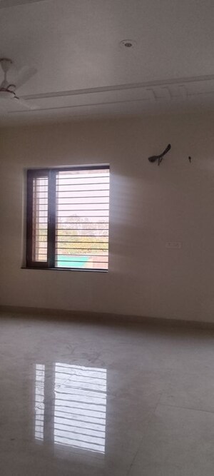 Room in 3 BHK Builder Floor at Sector 8 – for Rent