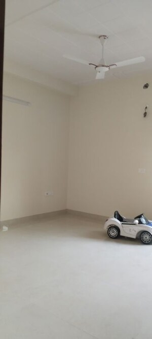 Room in 3 BHK Builder Floor at Sector 8 – for Rent