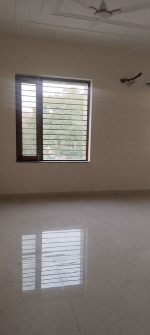 Room in 3 BHK Builder Floor at Sector 8 – for Rent