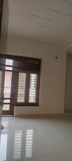 Room in 3 BHK Builder Floor at Sector 8 – for Rent