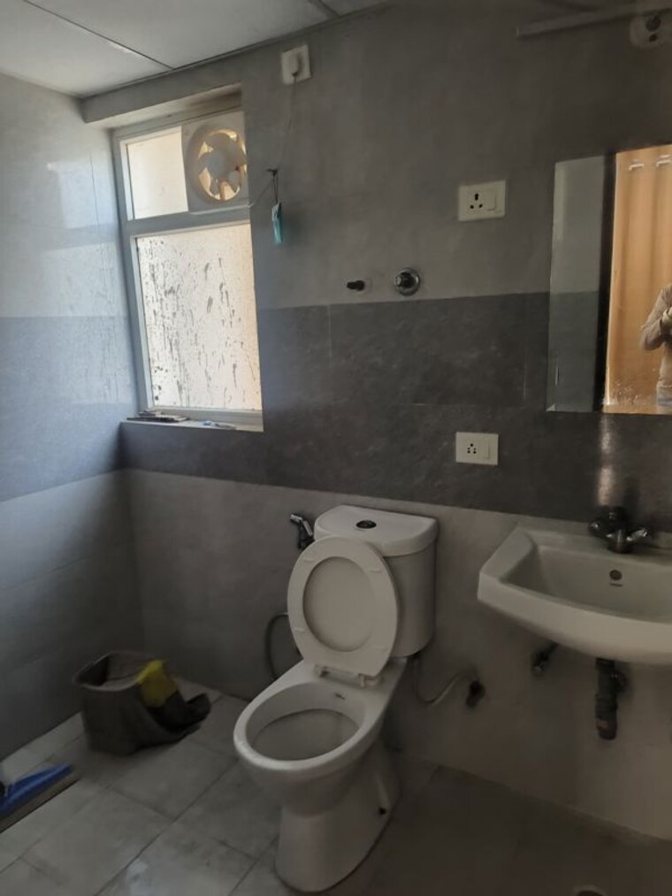 Bathroom, amrapali-leisure-park 2.5 Bedroom 955 Sq.Ft. Apartment In Amrapali Leisure Valley Greater Noida 10782409