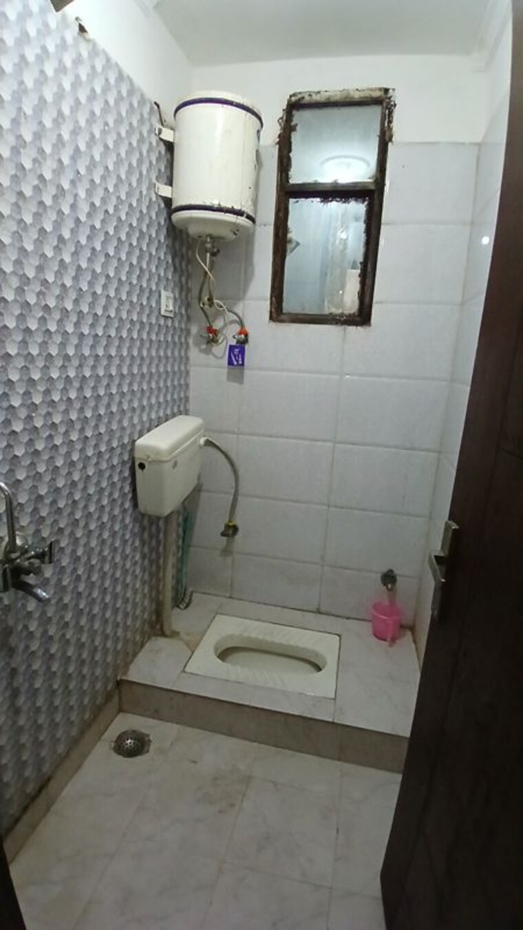 Bathroom, jogabai extension 3 Bedroom 900 Sq.Ft. Apartment In Jogabai Extension Delhi 10782432