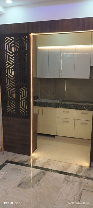 Bathroom in 1.5 BHK Builder Floor at Shalimar Apartments Shalimar Garden, Shalimar Garden – for Sale