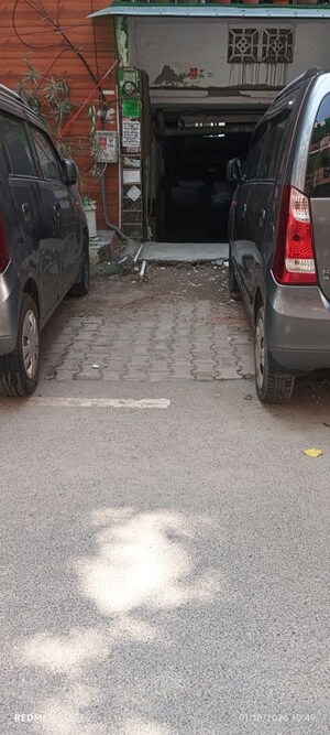 Parking in 1.5 BHK Builder Floor at Shalimar Apartments Shalimar Garden, Shalimar Garden – for Sale