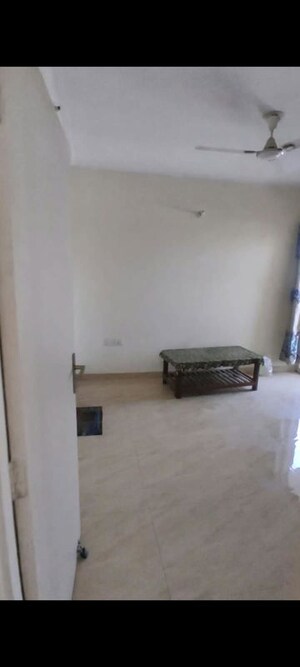 Room in 2 BHK Apartment at Gaur Yamuna City 16th Park View, Gaur Yamuna City – for Rent