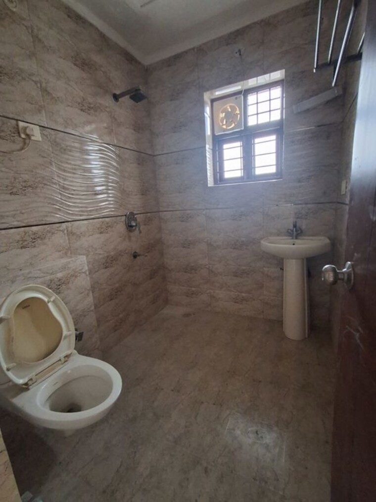 Bathroom, huda-hbc-society 3 Bedroom 3150 Sq.Ft. Builder Floor In Sector 9 Gurgaon 10782588