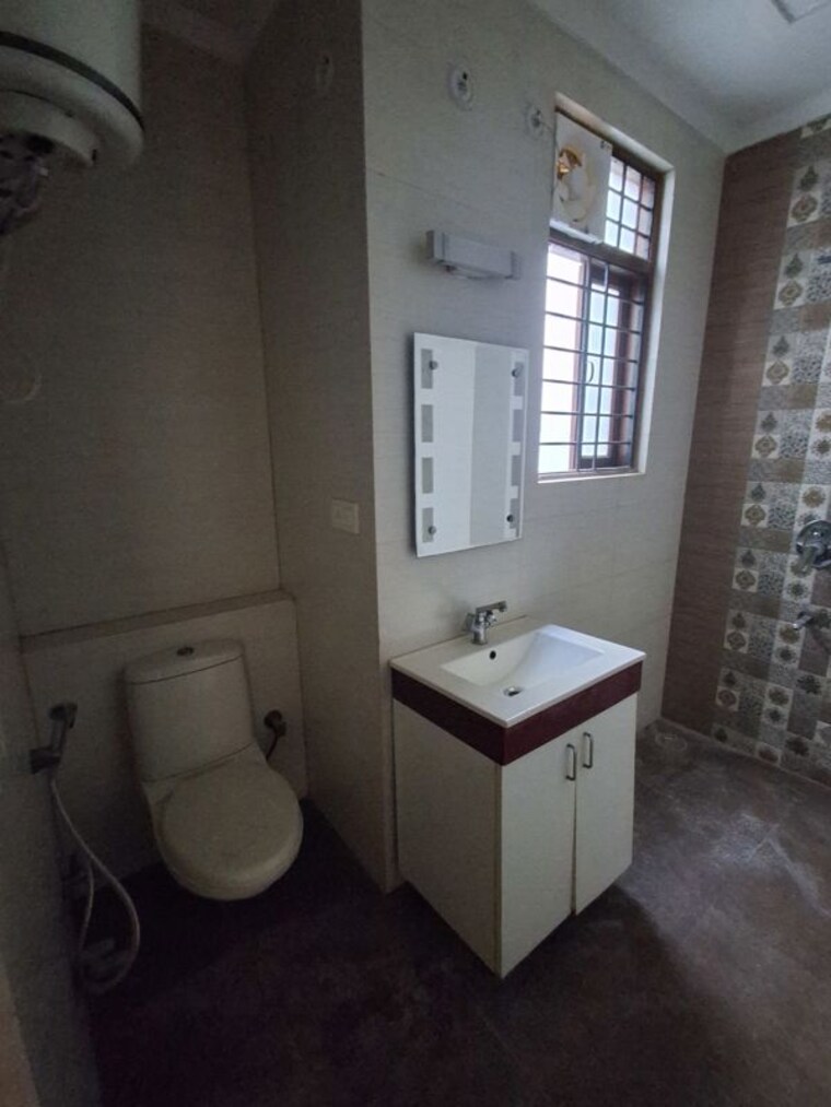 Bathroom, huda-hbc-society 3 Bedroom 3150 Sq.Ft. Builder Floor In Sector 9 Gurgaon 10782588