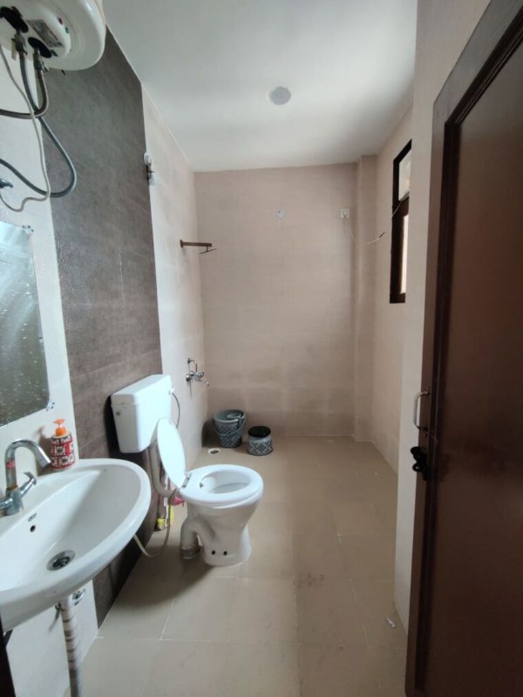 Bathroom, sector 45 2 Bedroom 200 Sq.Yd. Builder Floor In Sector 45 Gurgaon 10782656