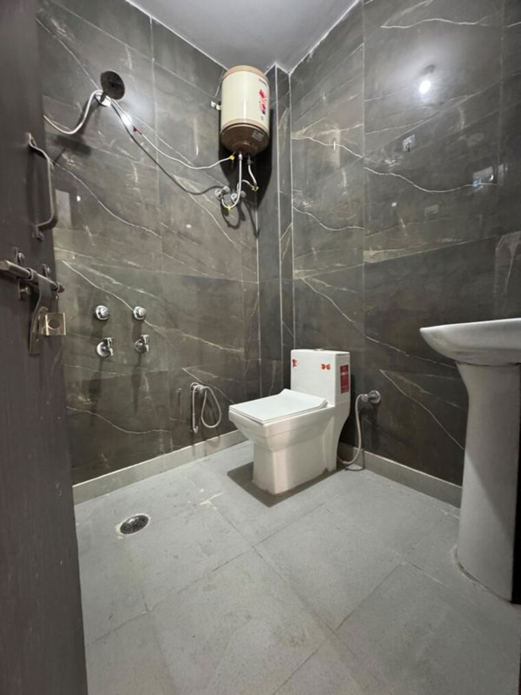 Bathroom, chattarpur 2 Bedroom 850 Sq.Ft. Builder Floor In Chattarpur Delhi 10782668