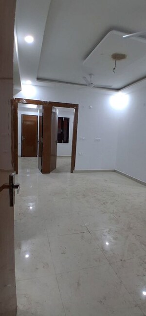 Room in 2 BHK Builder Floor at Crystal Apartments Noida, Sector 73 – for Sale