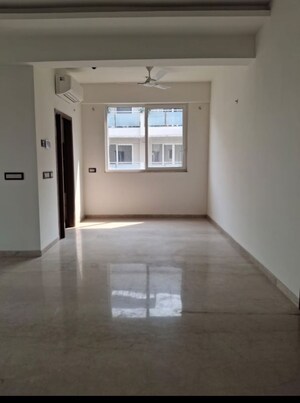 Room in 3 BHK Apartment at Emaar The Palm Springs, Sector 54 – for Rent
