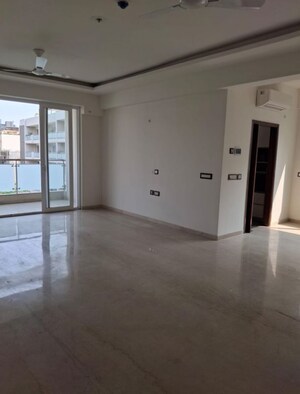 Room in 3 BHK Apartment at Emaar The Palm Springs, Sector 54 – for Rent