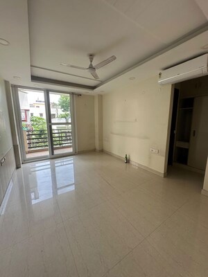 Room in 3 BHK Builder Floor at Sector 23 – for Rent